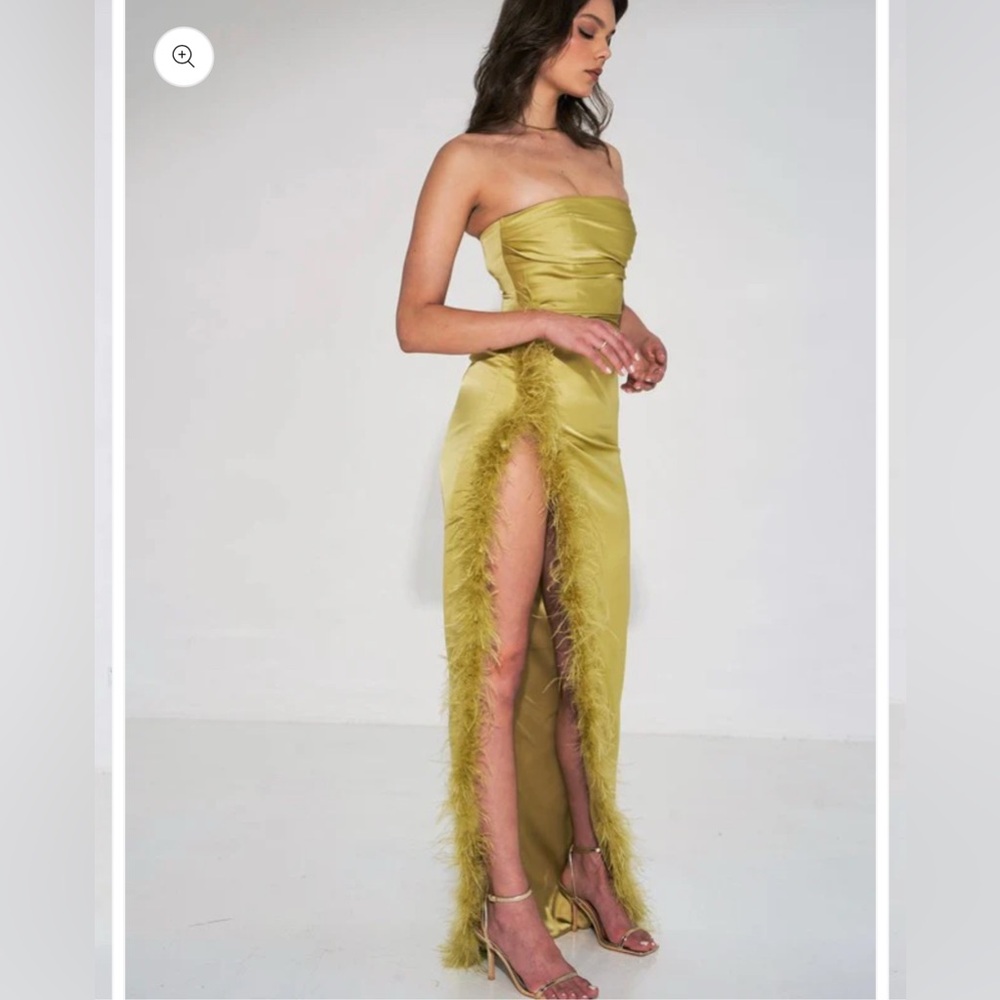 Chic Strapless Satin Dress with Feather Trim
